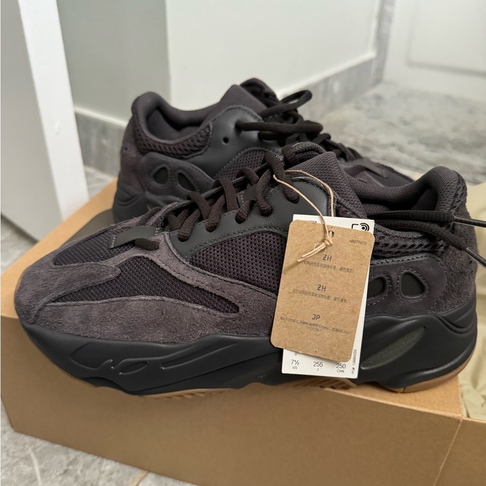YZY Boost 700